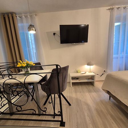 Studio Apartment Lily Ровин Екстериор снимка