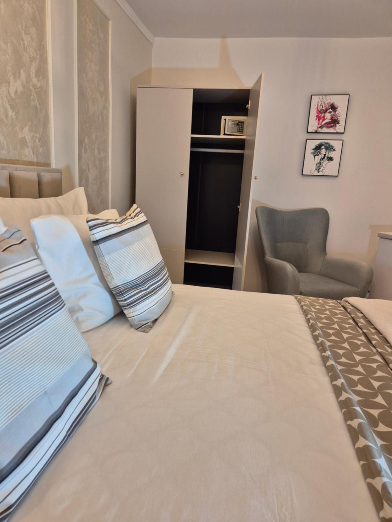 Studio Apartment Lily Ровин Екстериор снимка