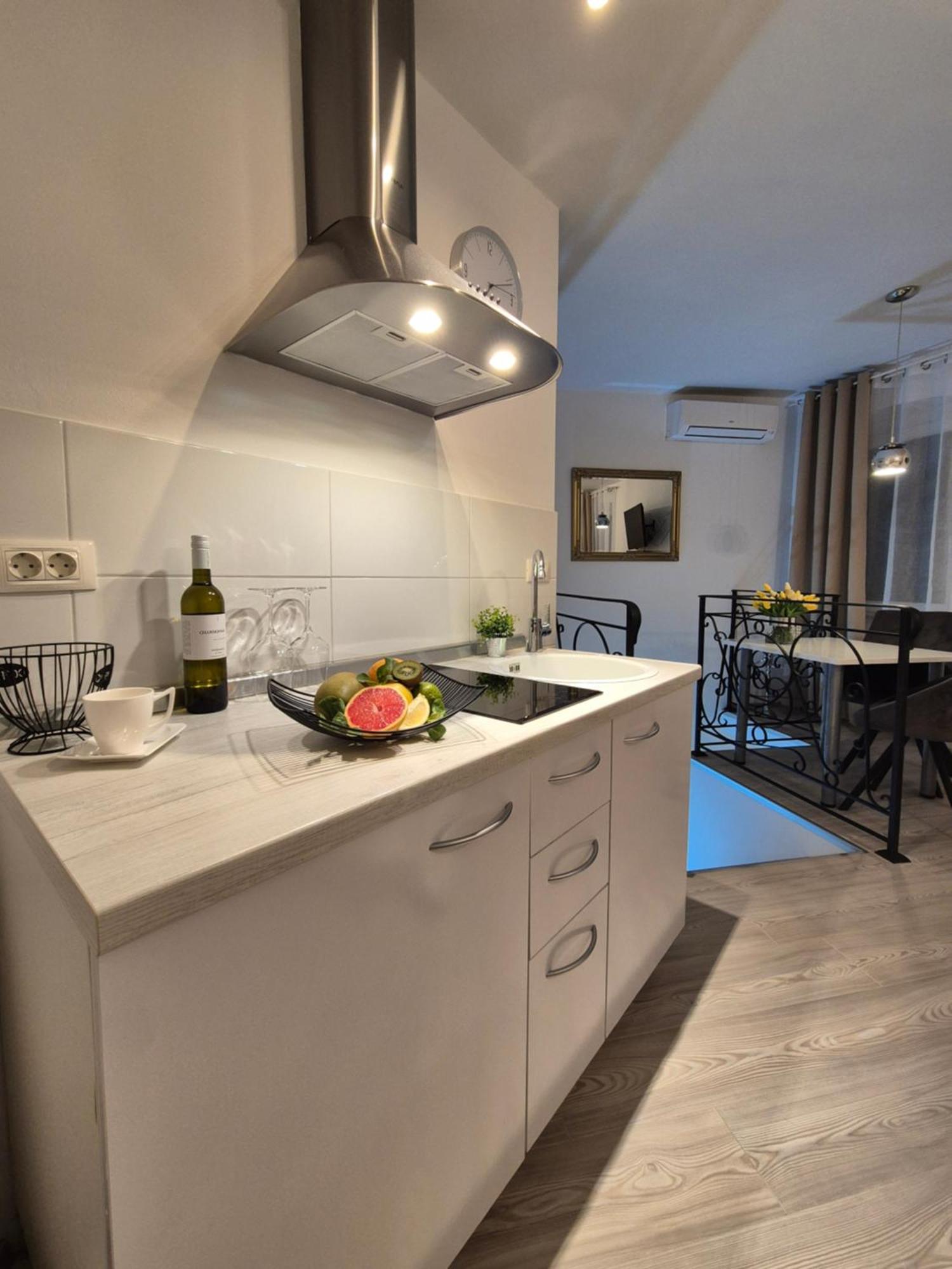 Studio Apartment Lily Ровин Екстериор снимка