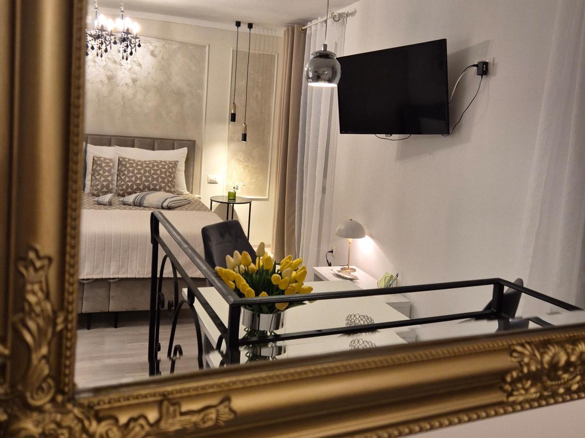 Studio Apartment Lily Ровин Екстериор снимка